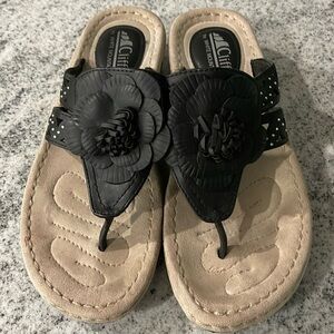 Cliffs by White Mountain. Black flip flops. Size 7 1/2 M.